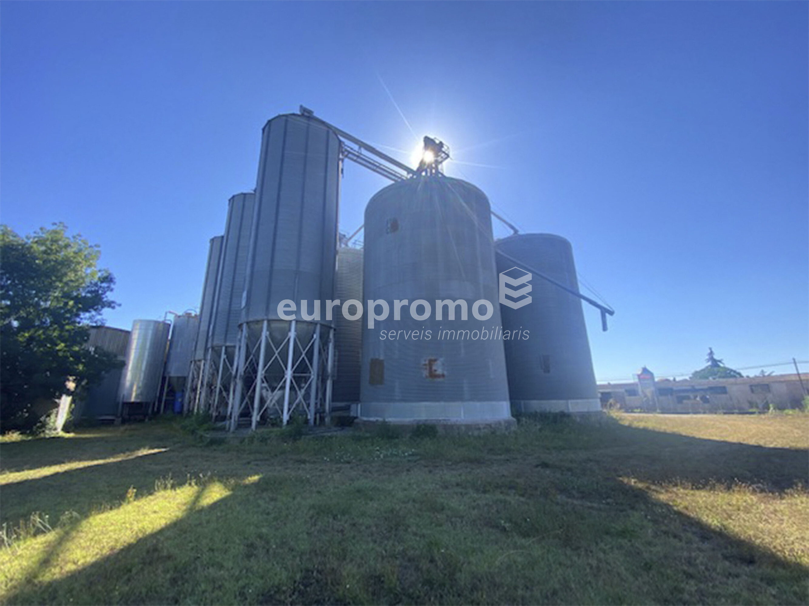 Solar industrial de 8.901m2 situat a 5 minuts de la sortida AP7 de Girona.